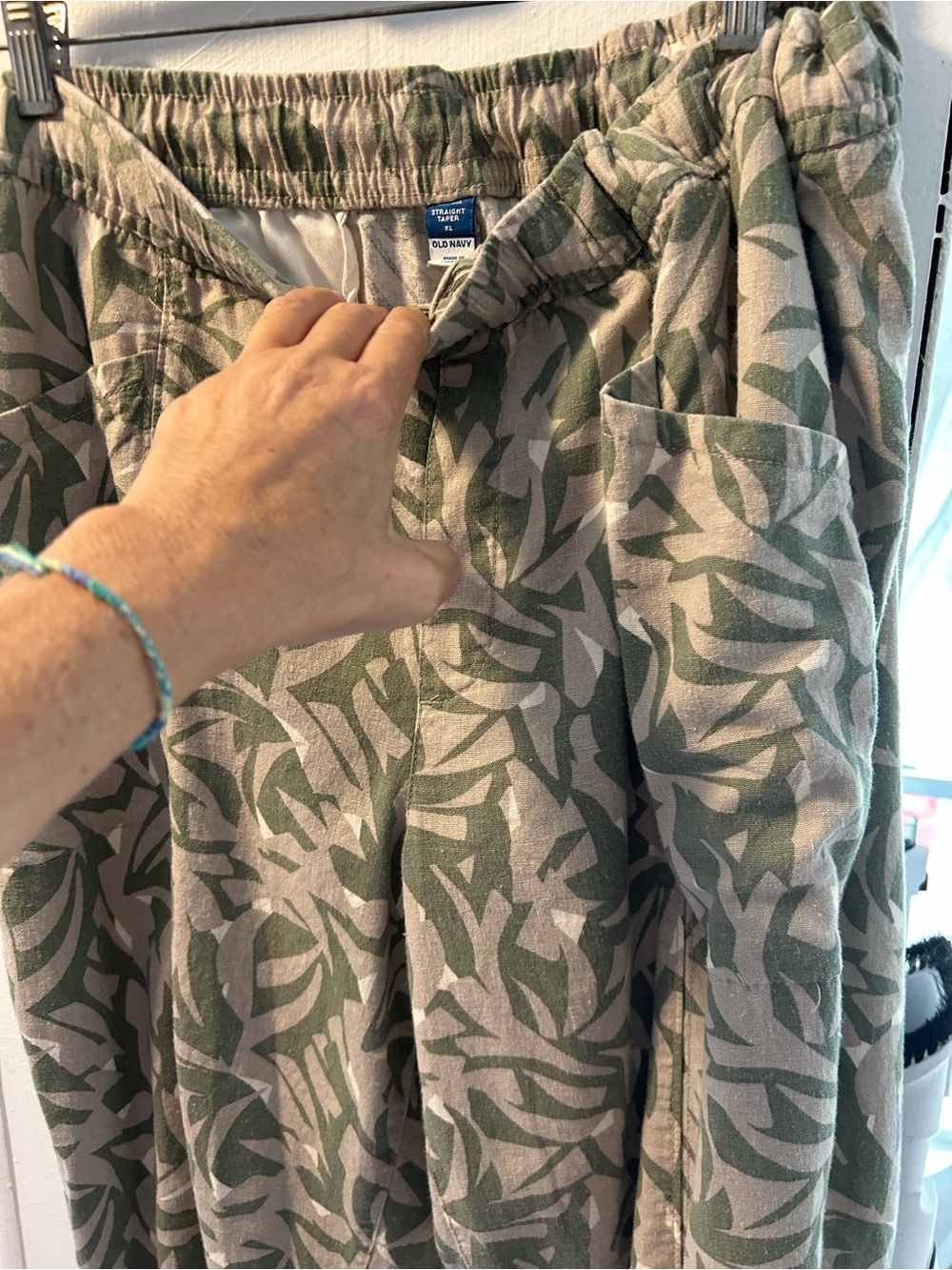 EUC OLD NAVY Camo Leaf-Print Elastic and Tie Waist Pull On Pants, Pockets